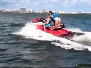 长屌光头壮汉和两个完美身材妹纸在沙滩上玩双飞