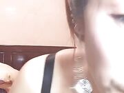 情趣装主动上位摸着大哥的手揉自己的奶子