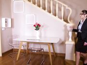 制服美女电脑坏了找来修理工最后把自己的逼穴一起维修