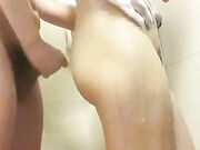 激情女主播找了个小处男一起洗澡