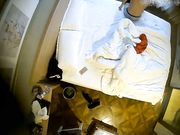 酒店偷拍年轻性感的漂亮美女和男友开房时害羞用被子盖着不让操被男强行进入干一会后主动吃鸡鸡女上位操!