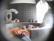 特色酒店偷拍气质长美女穿着男友买的性感内裤和网友酒店私会,女的不脱内裤说：我怕你睡着睡着操我,你出来,别动!