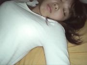 夜店下药迷晕刚读大学涉世未深的白嫩小姑娘带回住所各种玩弄