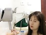 胸大貌美的豹纹美女在家太寂寞用胡萝卜自慰不过瘾特别想要随便约了个胖男赶紧来操她,边操边自拍,国语对白!