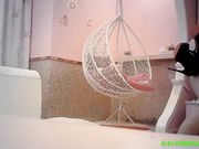 酒店爆操94年日本长发黑丝袜美女长腿诱人