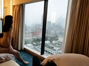 小伙高级酒店和极品身材的可爱小女友 落地窗前啪啪啪