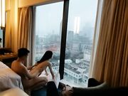 小伙高级酒店和极品身材的可爱小女友 落地窗前啪啪啪