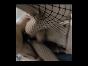 长腿渔网袜拴着狗链的女奴