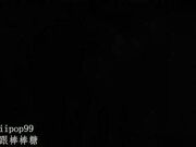 发现室友手机里的露出视频，趁她睡觉把肉棒插入小穴