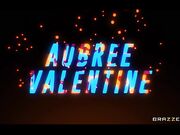 偷拍丰乳肥臀的女室友自慰被发现了她看到我的大屌以后反而不生气了