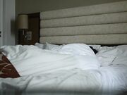 广东某科技大学情侣开房激情造爱美女呻吟声太诱惑了不停说好舒服干的啪啪响