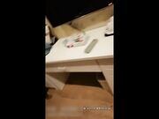 周末出来兼职的大学生先聊了会价格再开始干