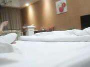 小伙终于把幼师院校网聊了很久的漂亮小美女约到公寓啪啪,颜值高,奶子大