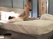 外表清纯内心淫荡的嫩妹,叫声很温柔上位骑乘猛顶她淫穴