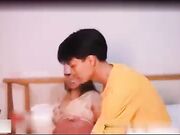 禁忌恋之兄妹乱伦,看片时被妹妹发现两个人情不自禁就肉体相融_