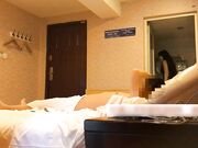 有钱的大爷酒店叫了一个极品外围女换上黑丝穿上情趣制服嘿咻嘿咻