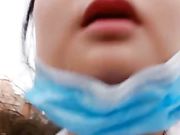 萌萌哒小美女户外温泉直播勾引小伙子摸她还给撸鸡巴旁边有人也不怕对白精彩