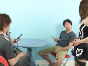 热女佣 Miku Airi 给三个家伙亚洲口交