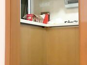 极品推特网红『闵儿』主动撩长裙发骚诱惑学生 脱下丁字裤自慰搞的小穴水汪汪