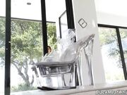 Brooklyn Chase和Mandingo肛交前先玩足交