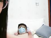 白虎小狼女颜值不错还很骚 给舔鸡巴陪狼友撩骚 主动上位