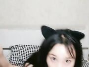 胸前纹身大奶萌妹子翘起大白屁股趴在桌子上后入多种姿势