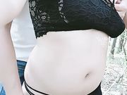 样子很淫骚的气质眼镜御姐穿着性感情趣内衣和炮友在小树林野战