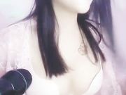 有情调的美女主播灯光摇曳中跳骚舞 然后去桶里洗澡 最后自慰