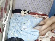 真实自拍-性感漂亮的大胸美女被老公边操边玩手机不知说了什么突然拿个超大电动鸡巴插的大叫后又狠狠操她!