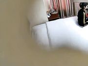 小旅馆偷拍运动服少妇和单位相好偷情干到一半手机响了立马暂停最后射骚妇身上很生气对白清晰