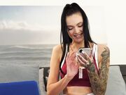 黑发高挑牛仔短裤古铜色女孩色情表演光头男进来舔逼插穴