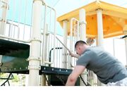 金发少女在操场上玩滑梯被路人巨根吸引求草