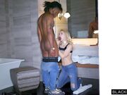 喜欢穿紧身裹胸的妹子大奶子挺拔浑圆屁股翘着插入