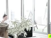 丰满的宝贝女孩渴望着一个有激情的早晨性爱