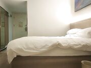 约斑点裙外围嫩妹腰细胸大蹲地口交拉手后入