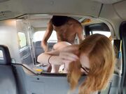 在出租车上黑丝大长腿骚货美女 白白嫩嫩肉体晃眼鸡动插入呻吟